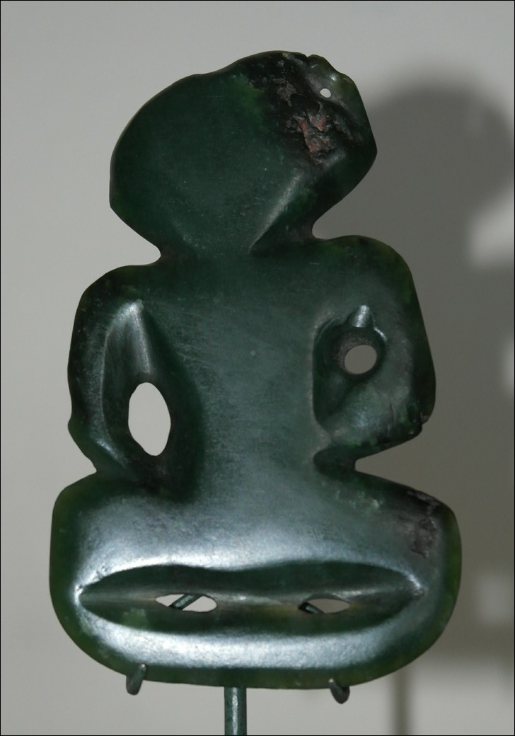 19th century Maori greenstone tiki, greenstone, antique maori pendant, nephrite, maori antique, maori antique, antique maori pounamu pendant, maori artifact, greenstone pekapeka, 19th century maori tiki, hei tiki, antuque maori, maori artifact, maori club, polynesian tribal art antiques and weapons gallery, oceanic tribal art antiques and weapons gallery, ethnographic tribal art antiques and weapons gallery, 19ème siècle Maoris massue de guerre