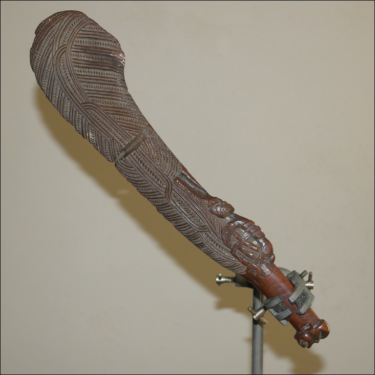 19th century maori wahaika hand club, 19th century Maori weapon, Maori antique club, Maori artifact, Polynesian weapons and antiques gallery, Oceanic art antiques and weapons, Maori war club, 19ème siècle Maoris massue de guerre, looking to buy tribal antiques art and weapons, buying Maori antiques, buying Maori clubs artifacts and weapons, buying Maori antiques, buying Maori clubs and artifacts