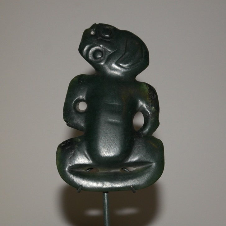 19th century Maori greenstone tiki, greenstone, antique maori pendant, nephrite, maori antique, maori antique, antique maori pounamu pendant, maori artifact, greenstone pekapeka, 19th century maori tiki, hei tiki, antuque maori, maori artifact, maori club, polynesian tribal art antiques and weapons gallery, oceanic tribal art antiques and weapons gallery, ethnographic tribal art antiques and weapons gallery, 19ème siècle Maoris massue de guerre