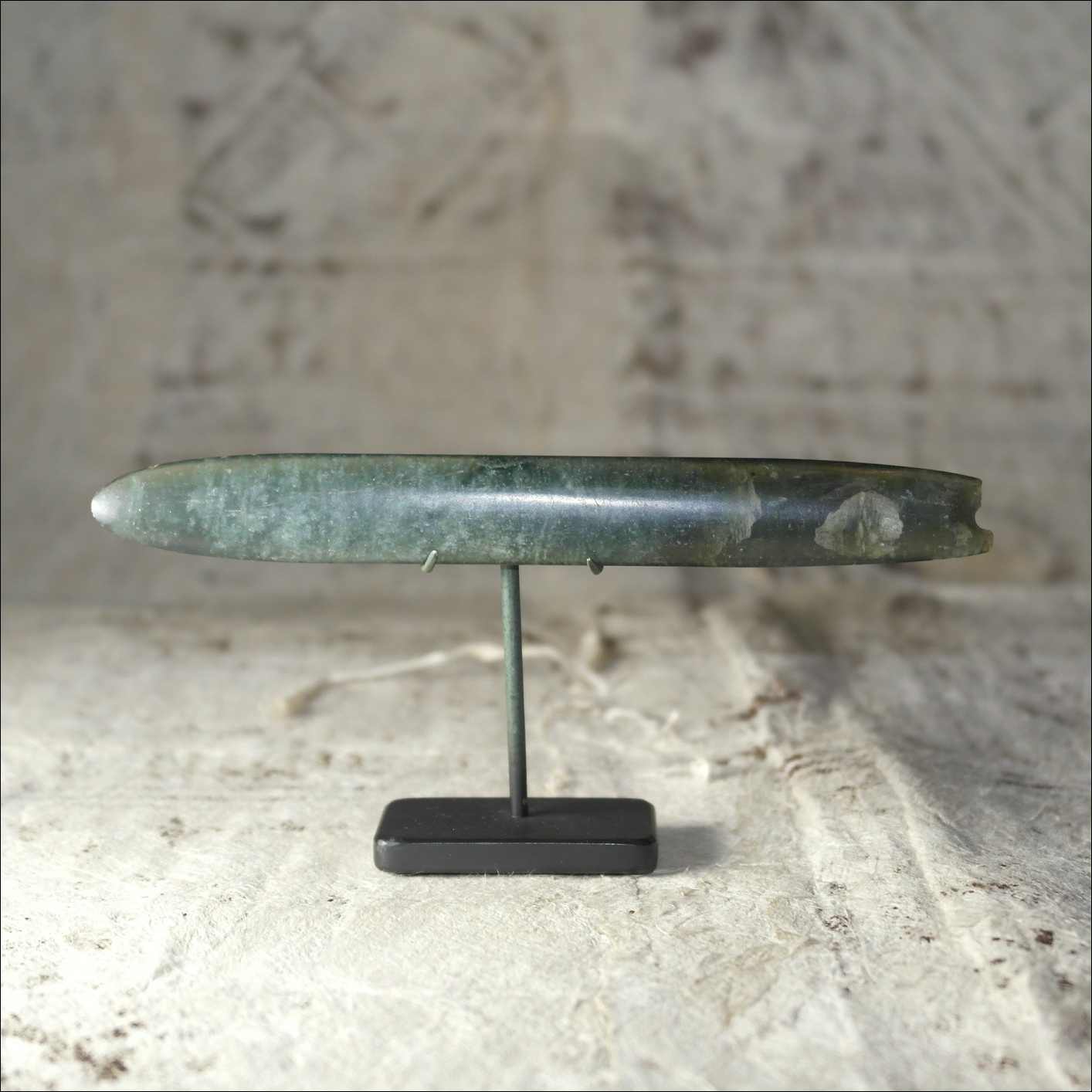 19th century Maori greenstone kuru pendant, Maori antique, Maori artifact, 19th century maori carving, 19th century Maori antique, 19th century Maori artifact, polynesian tribal art antiques and weapons gallery, oceanic tribal art antiques and weapons gallery, ethnographic tribal art antiques and weapons gallery, 19ème siècle Maoris massue de guerre, looking to buy tribal antiques art and weapons, buying Maori antiques, buying Maori clubs, artifacts and weapons, buying Maori antiques, buying Maori clubs and artifacts