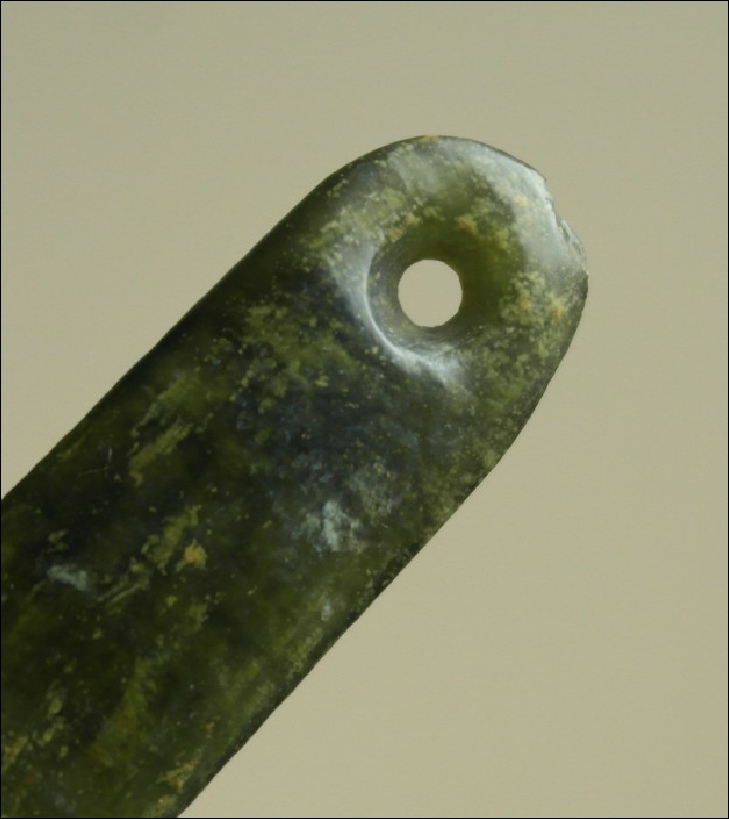 19th century Maori greenstone kuru pendant, Maori tribal art antiques and weapons gallery, 19th century Maori greenstone pendant, antique Maori pendant, nephrite, maori antique, antique maori pounamu pendant