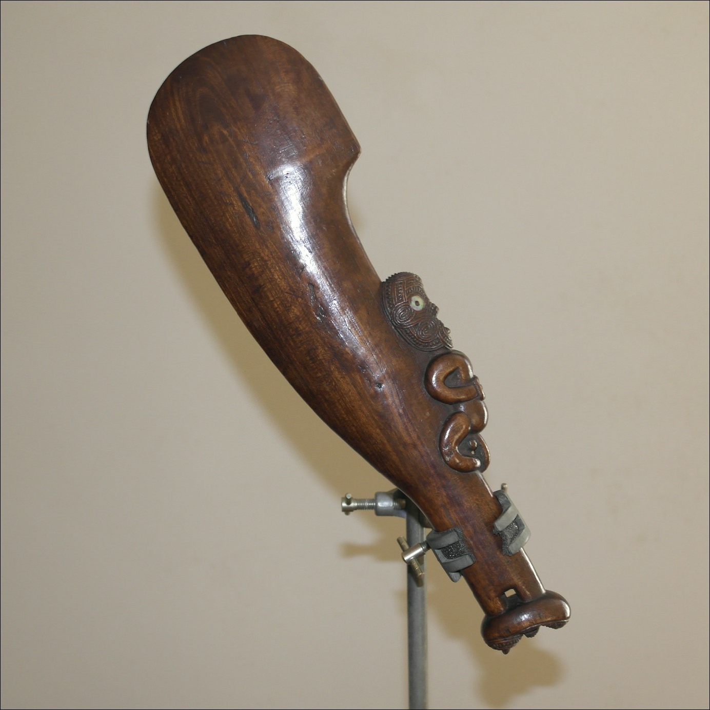19th century Maori wahaika hand club, 19th century Maori weapon, Maori antique club, Maori artifact, Polynesian weapons and antiques gallery, Oceanic art antiques and weapons, Maori war club, 19ème siècle Maoris massue de guerre, looking to buy tribal antiques art and weapons, buying Maori antiques, buying Maori clubs and artifactsweapons, buying Maori antiques, buying Maori clubs and artifacts, selling Maori antiques, selling Maori clubs and artifacts