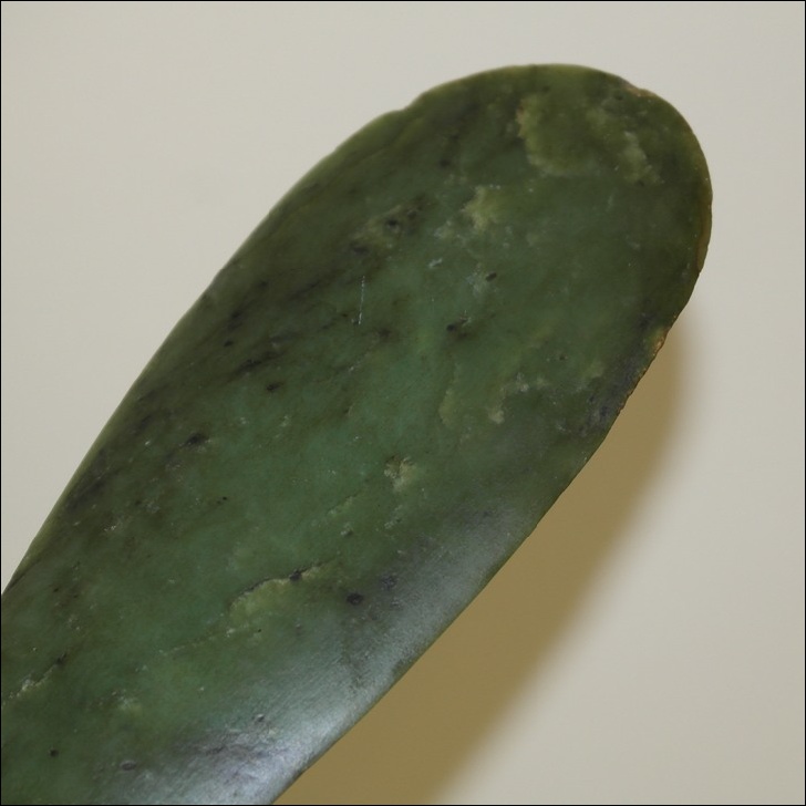 19th century Maori mere pounamu, 19th century Maori greenstone mere club, 19th century Maori weapon, Maori antique war club, Polynesian weapon and antique, Oceanic art antiques and weapons, Maori war club, 19ème siècle Maoris massue de guerre, looking to buy tribal antiques art and weapons, buying Maori antiques, buying Maori clubs and artifacts