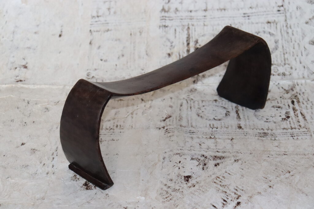 19th century Tongan hahapo kali headrest, Tongan tribal art antiques and weapons gallery, 19ème siècle Tongan massue de guerre