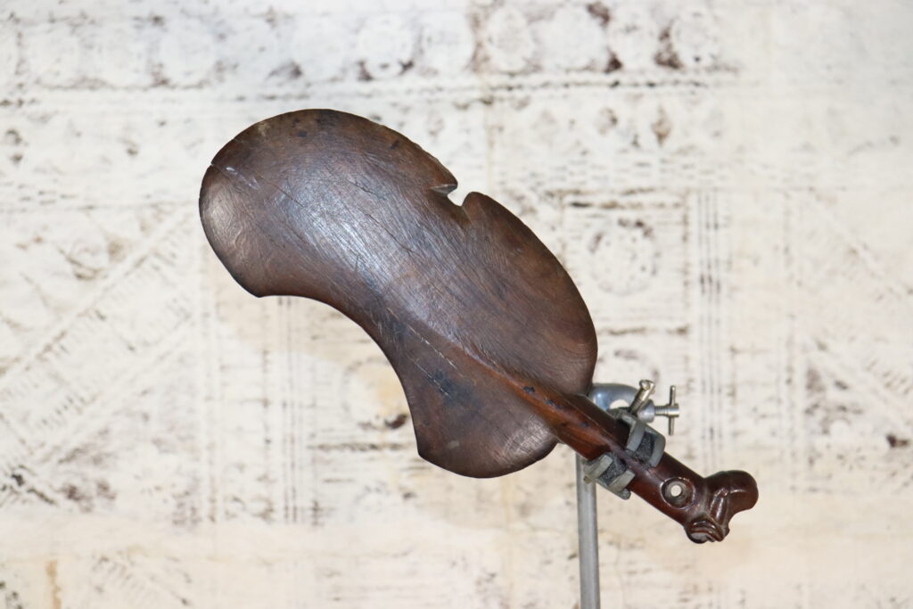 19th century Maori kotiate club, 19th century Maori weapon, Maori antique club, Maori artifact, Polynesian weapons and antiques gallery, Oceanic art antiques and weapons, Maori war club, 19ème siècle Maoris massue de guerre