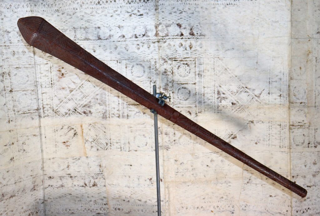 19th century Tongan 'Akau tau club, apa apai club, Tongan art antiques and weapons gallery,19ème siècle Tongan massue de guerre