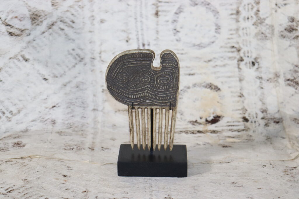19th century Maori whalebone comb heru, Polynesian tribal art antiques and weapons gallery, 19ème siècle Maoris massue de guerre