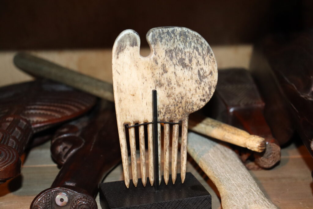 19th century Maori whalebone comb heru, Polynesian tribal art antiques and weapons gallery, 19ème siècle Maoris massue de guerre