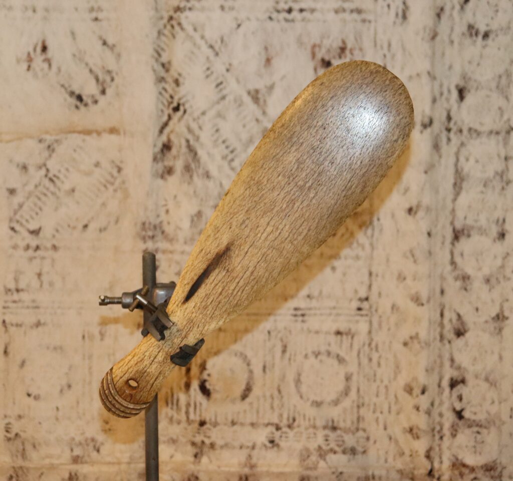 19th century Maori whalebone patu paraoa, Maori whalebone war club, Polynesian tribal art antiques and weapons gallery,19ème siècle Maoris massue de guerre
