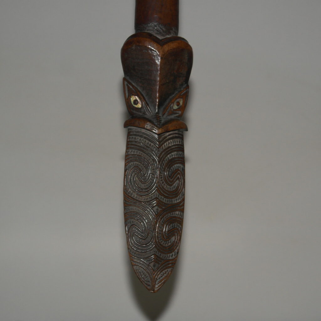 19th century Maori taiaha, Maori club, Polynesian tribal art antiques and weapons gallery, 19ème siècle Maoris massue de guerre