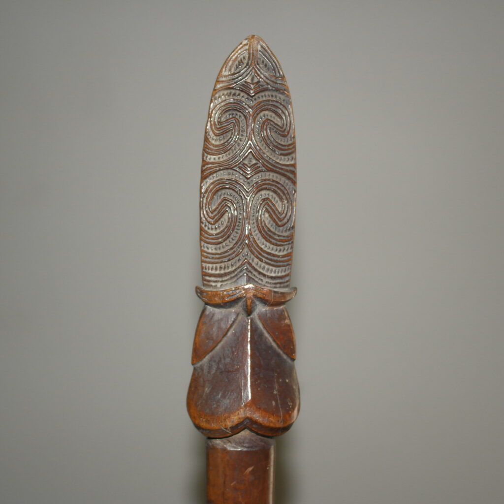 19th century Maori taiaha, Maori club, Polynesian tribal art antiques and weapons gallery, 19ème siècle Maoris massue de guerre