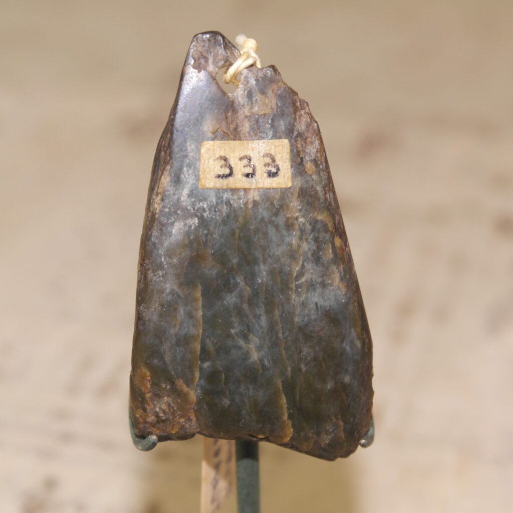 19th century Maori greenstone pendant, Maori tribal art antiques and weapons gallery, antique Maori pounamu pendant, 19th century Maori nephrite pendant