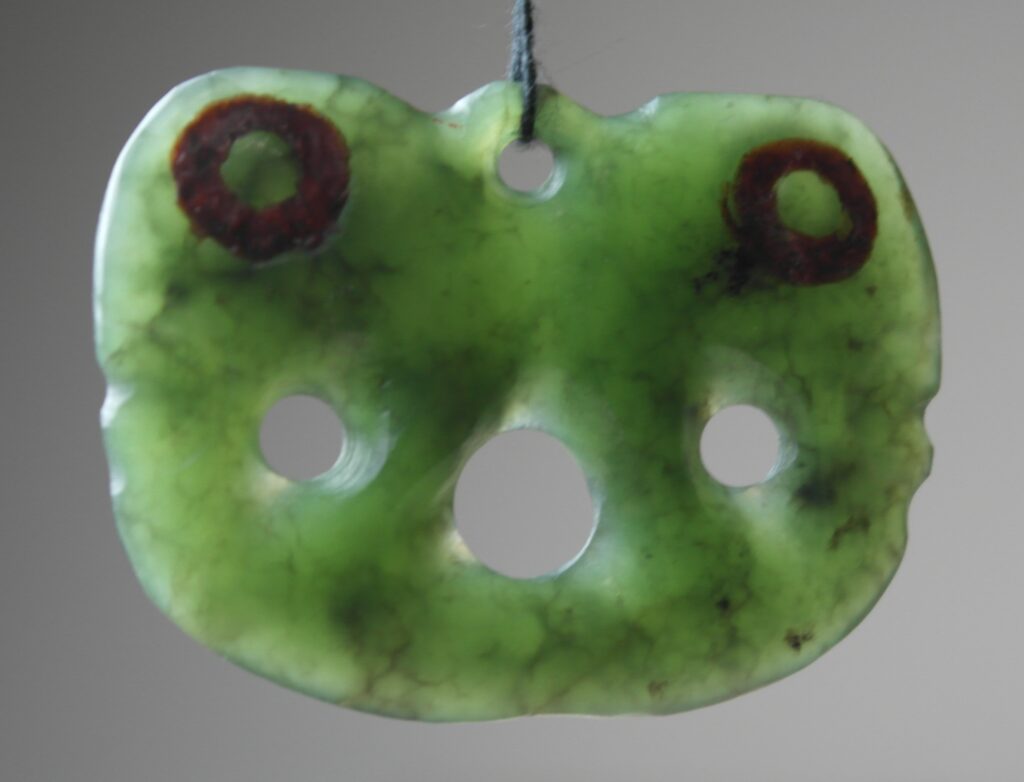 19th century Maori greenstone pekapeka pendant, greenstone pekapeka, Polynesian tribal art antiques and weapons gallery,19ème siècle Maoris massue de guerre