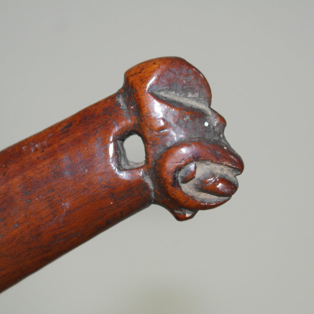 19th century Maori wahaika club, 19th century Maori weapon, Maori antique club, Maori artifact, Polynesian weapons and antiques gallery, Oceanic art antiques and weapons, Maori war club, 19ème siècle Maoris massue de guerre, buying Maori clubs artifacts and weapons