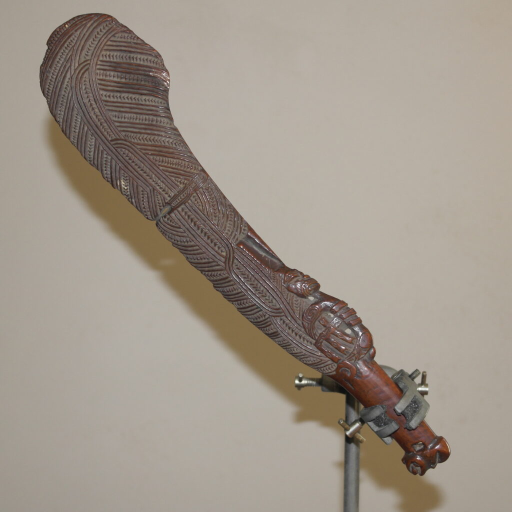 19th century Maori wahaika club, 19th century Maori weapon, Maori antique club, Maori artifact, Polynesian weapons and antiques gallery, Oceanic art antiques and weapons, Maori war club, 19ème siècle Maoris massue de guerre, buying Maori clubs artifacts and weapons