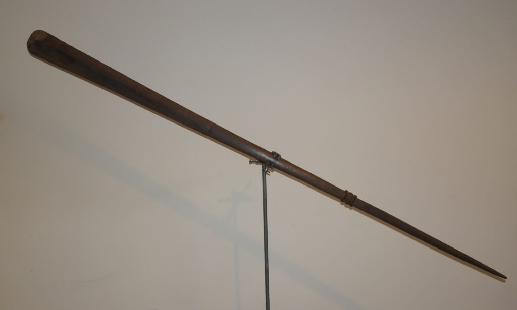19th century Maori pouwhenua, Maori weapon, 19th century Maori war club, Polynesian tribal art antiques and weapons gallery, 19ème siècle Maoris massue de guerre