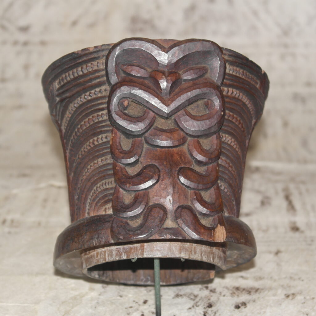 19th century Maori gourd collar tuki, 19th century Maori carving, 19th century Maori antique, 19th century Maori artifact, 19th century Maori gourd mouth piece, antique Maori, Maori artifact, Polynesian tribal art antiques and weapons gallery, oceanic tribal art antiques and weapons gallery, ethnographic tribal art antiques and weapons gallery, 19ème siècle Maoris massue de guerre