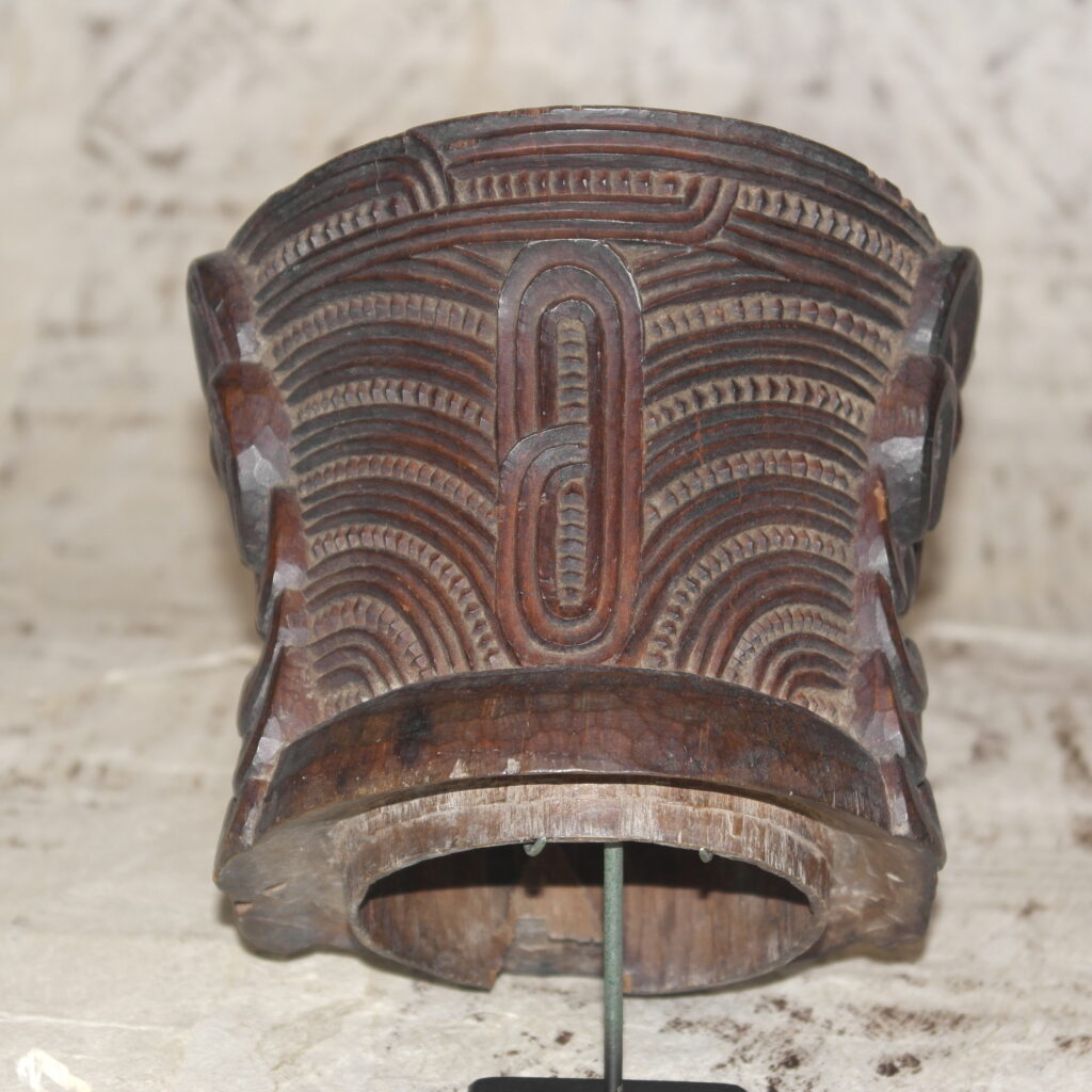 19th century Maori gourd collar tuki, 19th century Maori carving, 19th century Maori antique, 19th century Maori artifact, 19th century Maori gourd mouth piece, antique Maori, Maori artifact, Polynesian tribal art antiques and weapons gallery, oceanic tribal art antiques and weapons gallery, ethnographic tribal art antiques and weapons gallery, 19ème siècle Maoris massue de guerre