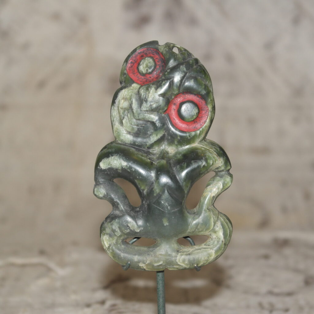 19th century Maori greenstone hei tiki, antique maori pounamu pendant, Polynesian tribal art antiques and weapons gallery, 19ème siècle Maoris massue de guerre