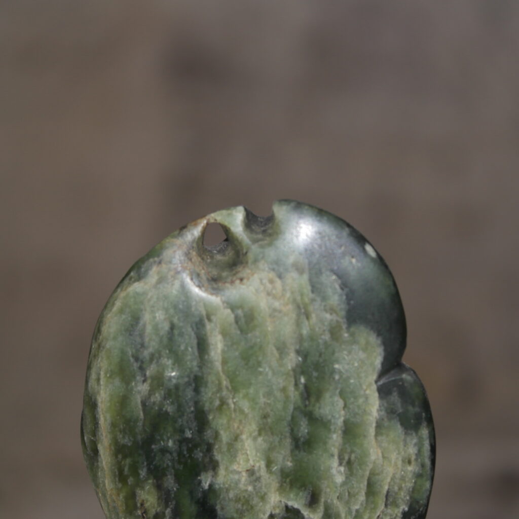 19th century Maori greenstone hei tiki, antique maori pounamu pendant, Polynesian tribal art antiques and weapons gallery, 19ème siècle Maoris massue de guerre