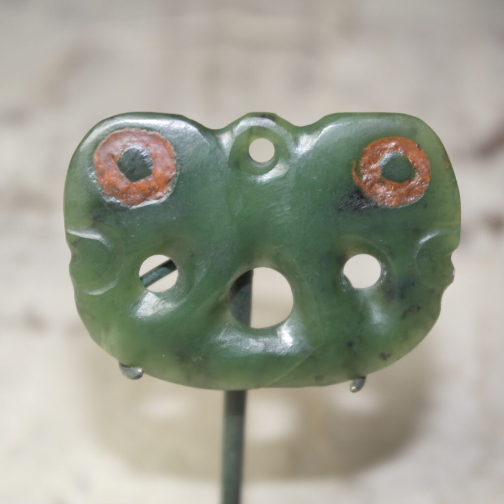 19th century Maori greenstone pekapeka pendant, greenstone pekapeka, Polynesian tribal art antiques and weapons gallery,19ème siècle Maoris massue de guerre
