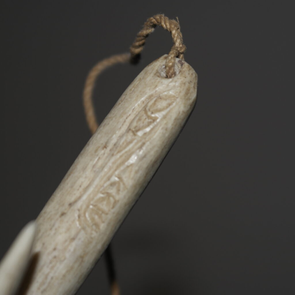 19th century Maori whalebone fishhook matau, Polynesian tribal art antiques and weapons gallery,19ème siècle Maoris massue de guerre