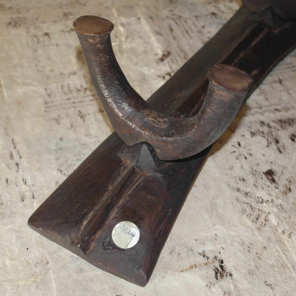 19th century Tongan hahapo kali headrest, Tongan tribal art antiques and weapons gallery, 19ème siècle Tongan massue de guerre