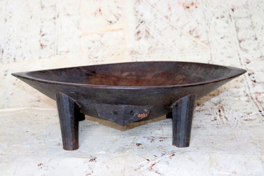 19th century Fijian kava bowl, Fijian ceremonial kava dish, Fijian tribal art antiques and weapons gallery, 19ème siècle Fidji massue de guerre