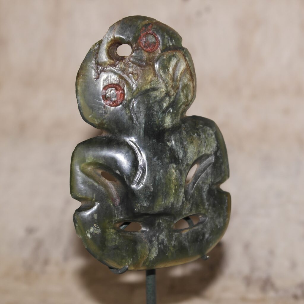 19th century Maori Hei tiki, greenstone tiki, Maori tribal art antiques and weapons gallery, 19ème siècle Maoris massue de guerre, Maori greenstone pendant