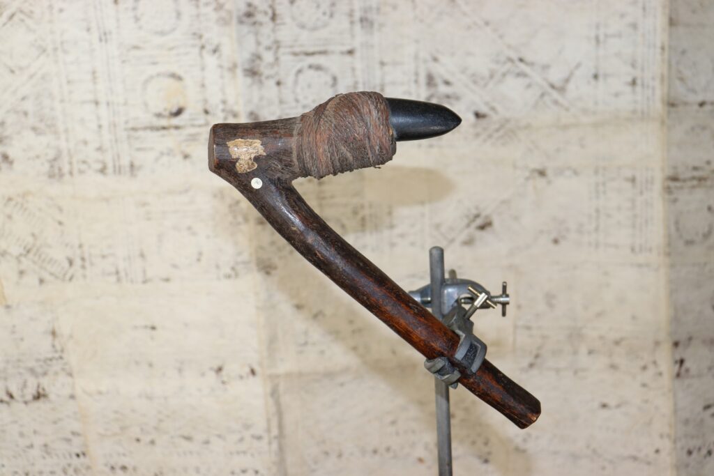 19th century Fijian adze, matau vatu, Fijian tribal art antiques and weapons gallery, 19ème siècle Fidji massue de guerre