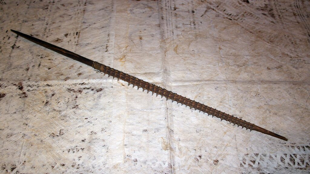 19th century Gilbert Island Kiribati shark tooth sword, Tetoanea or Tewinnarei, 19th century Polynesian art antiques and weapons gallery, 19ème siècle 19th century Gilbert Islands Kiribati shark tooth sword massue de guerre