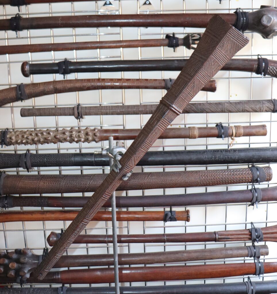 18th century Tongan club 'Akau tau, apa apai club, Tongan tribal art antiques and weapons gallery, 19ème siècle Tongan massue de guerre, Tongan war club