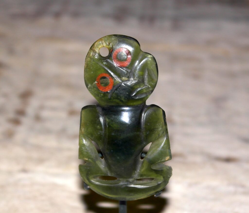 19th century Maori hei tiki, greenstone Maori hei tiki, Maori tribal art antiques and weapons gallery, 19ème siècle Maoris massue de guerre