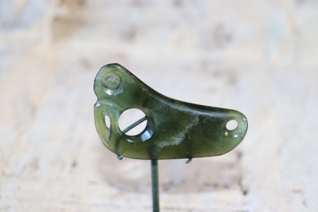 Maori parrot leg ring, Maori bowenite Kaka poria or pekapeka, Maori greenstone pekapeka pendant, 19ème siècle Maoris massue de guerre, buying Maori clubs and artifacts