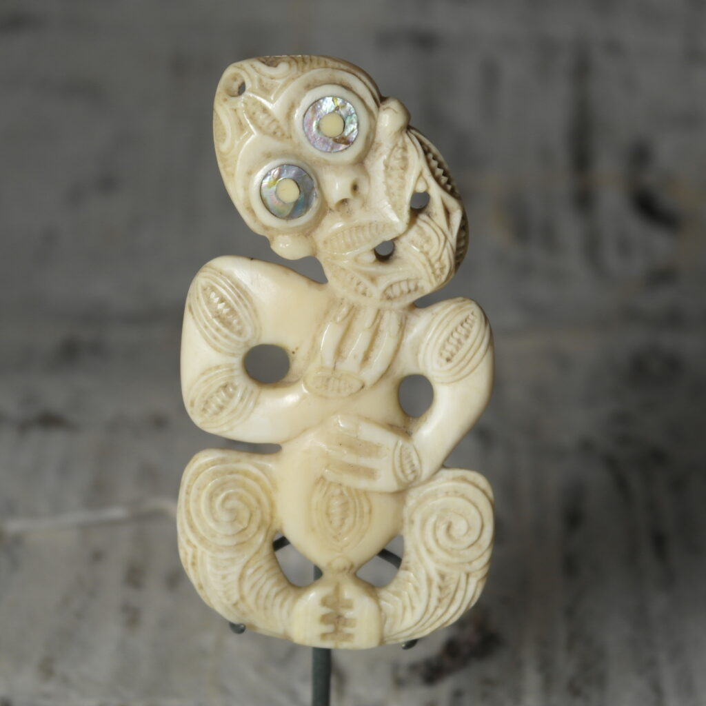 19th century Maori bone hei tiki, maori whalebone pendant, Maori tribal art antiques and weapons gallery, 19ème siècle Maoris massue de guerre, selling Maori clubs and artifacts
