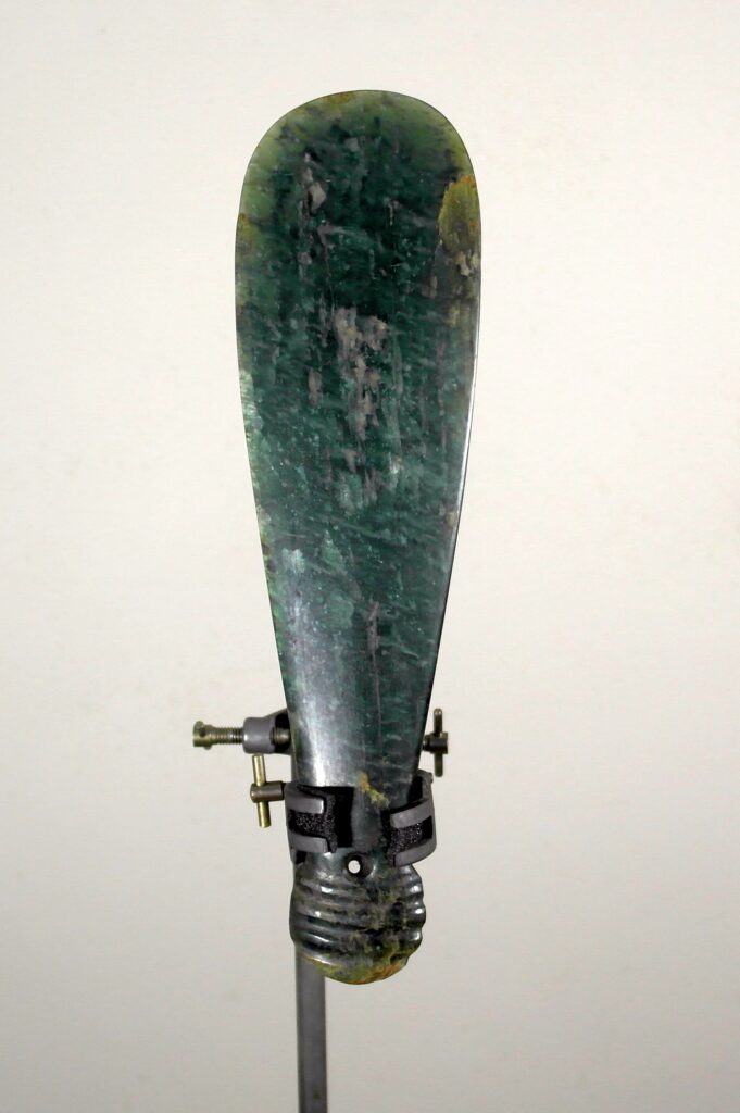 19th century Maori mere club, pounamu, 19th century Maori greenstone mere club, Maori tribal art antiques and weapons gallery, 19ème siècle Maoris massue de guerre