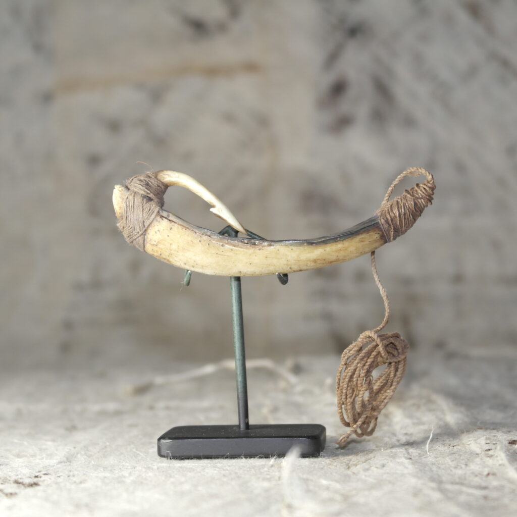 19th century Maori fishing lure pā kahawai, Maori tribal art antiques and weapons gallery, 19ème siècle Maoris massue de guerre