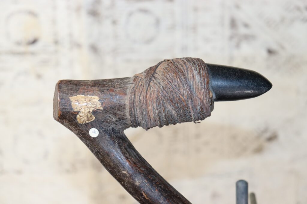 19th century Fijian adze, matau vatu, Fijian tribal art antiques and weapons gallery, 19ème siècle Fidji massue de guerre