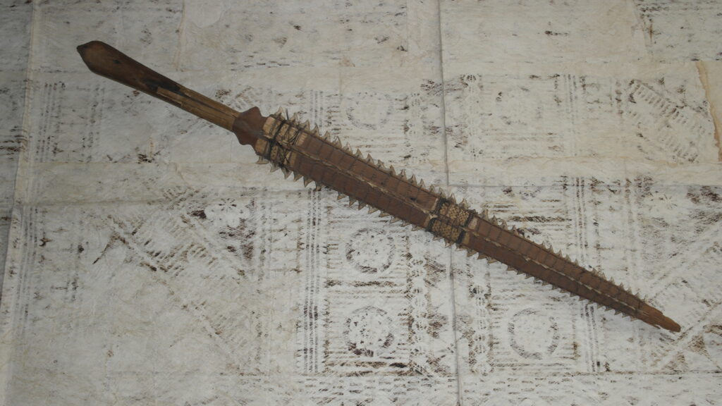 19th century Gilbert Island Kiribati shark tooth sword, Tetoanea or Tewinnarei, 19th century Polynesian art antiques and weapons gallery, 19ème siècle 19th century Gilbert Islands Kiribati shark tooth sword massue de guerre