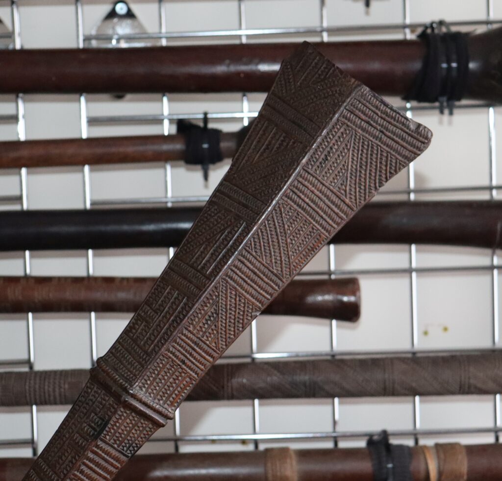 18th century Tongan club 'Akau tau, apa apai club, Tongan tribal art antiques and weapons gallery, 19ème siècle Tongan massue de guerre, Tongan war club