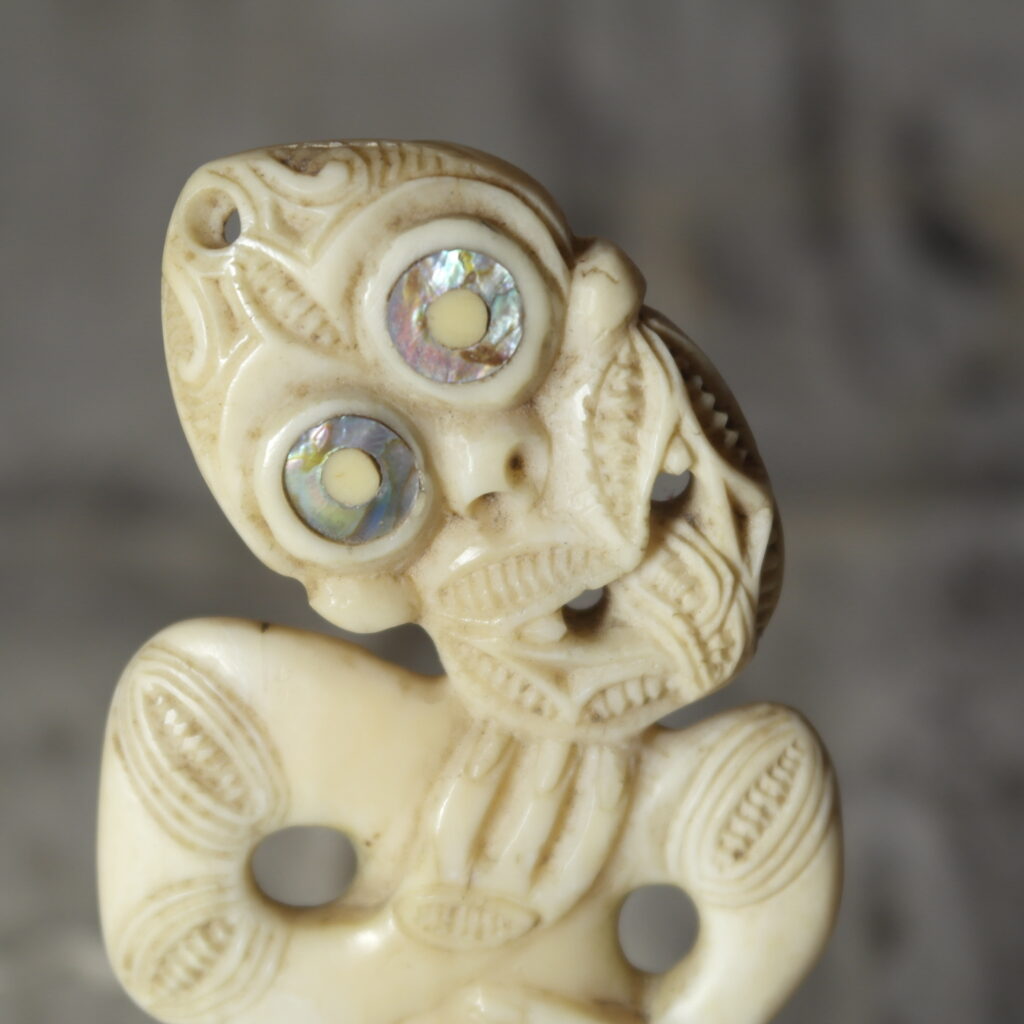 19th century Maori bone hei tiki, maori whalebone pendant, Maori tribal art antiques and weapons gallery, 19ème siècle Maoris massue de guerre, selling Maori clubs and artifacts