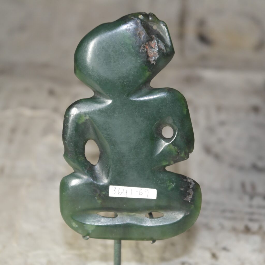 19th century Maori hei tiki, greenstone, Maori tribal art antiques and weapons gallery, 19ème siècle Maoris massue de guerre, Maori pounamu tiki