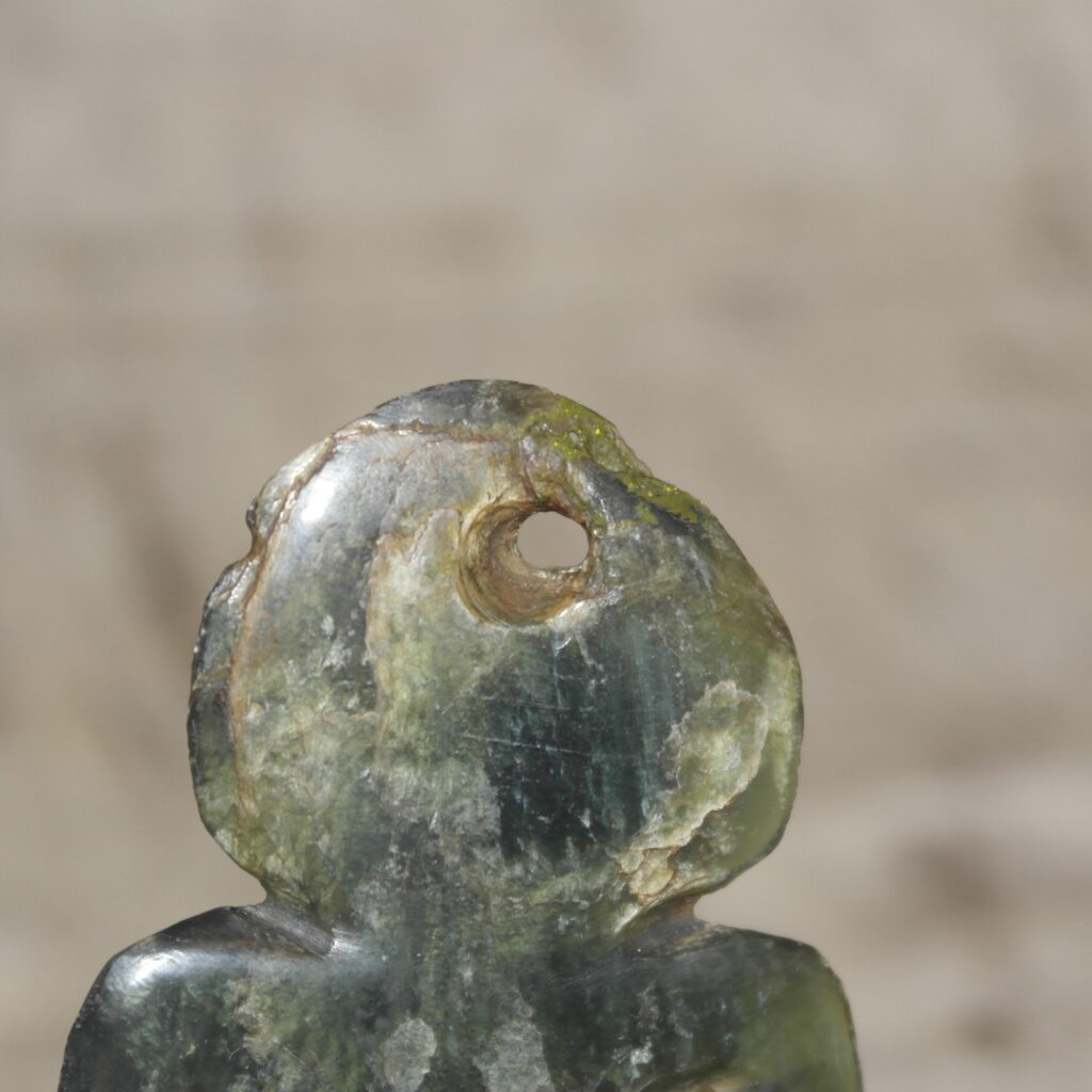 19th century Maori Hei tiki, greenstone tiki, Maori tribal art antiques and weapons gallery, 19ème siècle Maoris massue de guerre, Maori greenstone pendant