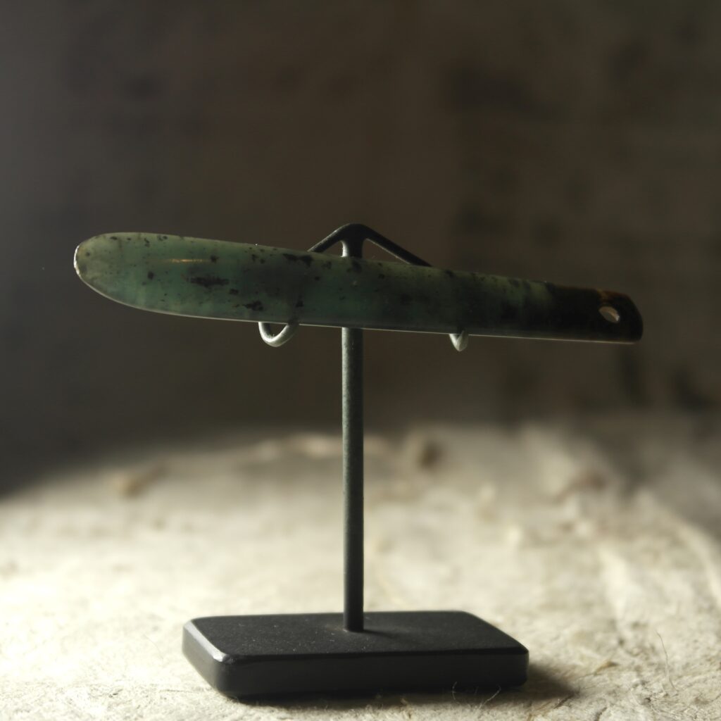19th century Maori kuru pendant, Maori tribal art antiques and weapons gallery, antique Maori pendant, nephrite, maori antique, antique maori pounamu pendant