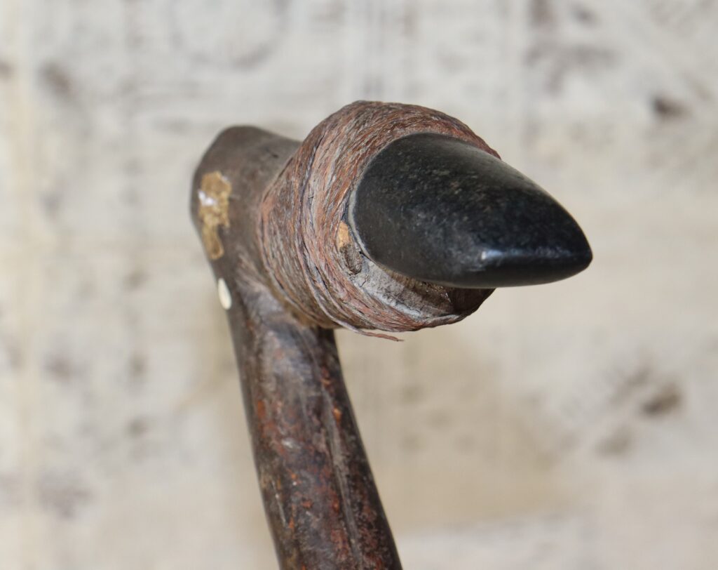 19th century Fijian adze, matau vatu, Fijian tribal art antiques and weapons gallery, 19ème siècle Fidji massue de guerre