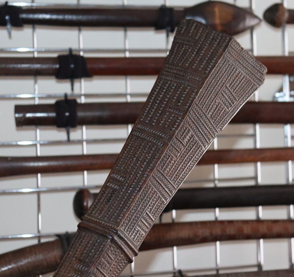 18th century Tongan club 'Akau tau, apa apai club, Tongan tribal art antiques and weapons gallery, 19ème siècle Tongan massue de guerre, Tongan war club