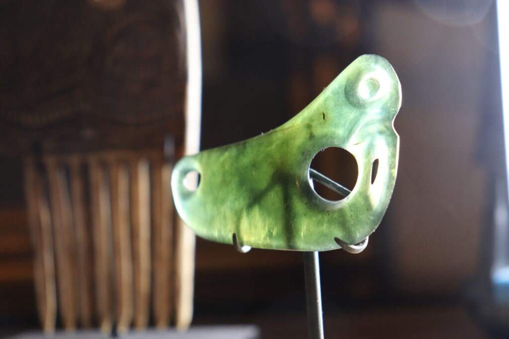 Maori parrot leg ring, Maori bowenite Kaka poria or pekapeka, Maori greenstone pekapeka pendant, 19ème siècle Maoris massue de guerre, buying Maori clubs and artifacts