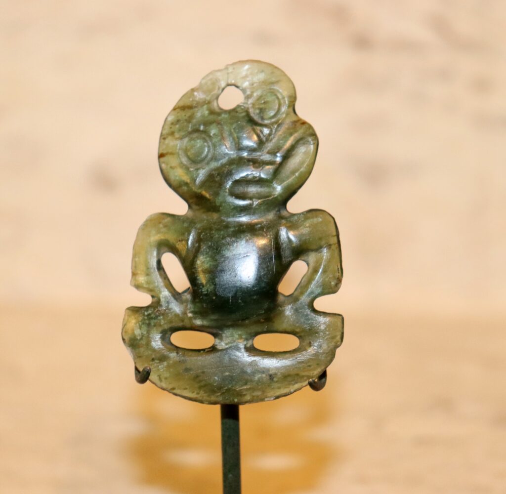 19th century Maori bowenite hei tiki, greenstone, antique maori pendant, 19ème siècle Maoris massue de guerre, buying Maori clubs and artifacts