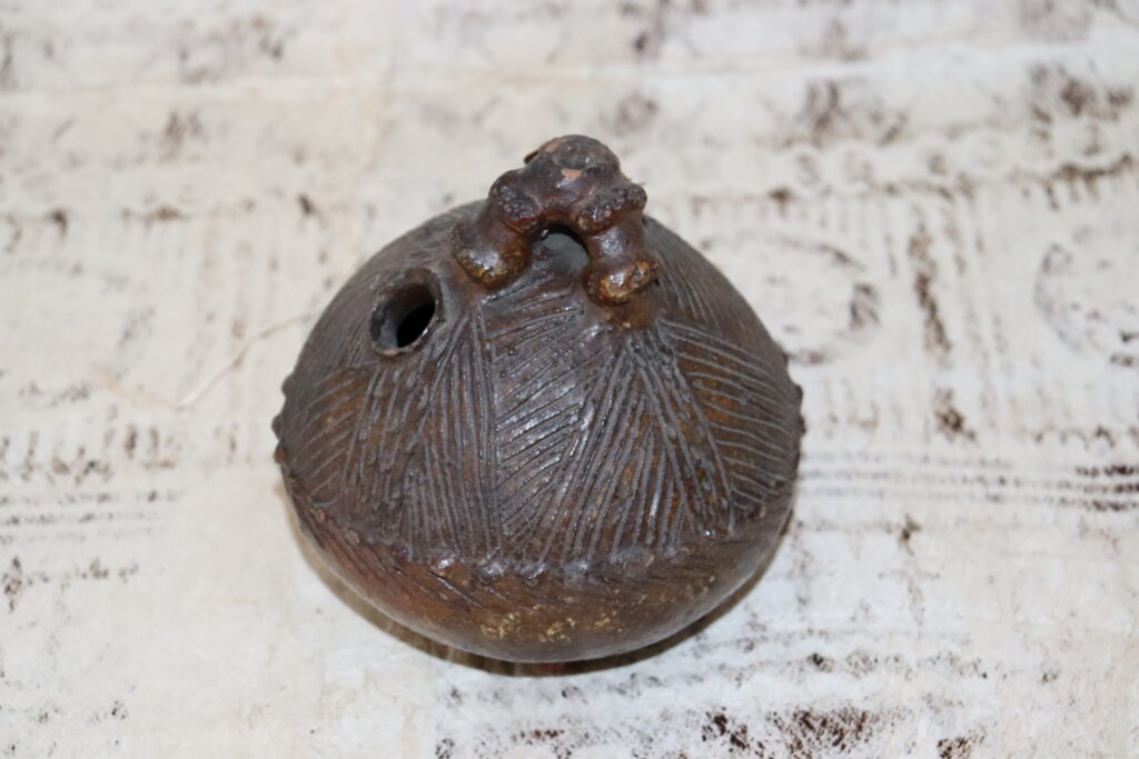 19th century Fijian Kitu Qele pottery vessel, Fijian tribal art antiques and weapons gallery, 19ème siècle Fidji massue de guerre, selling Fijian tribal antiques art and weapons