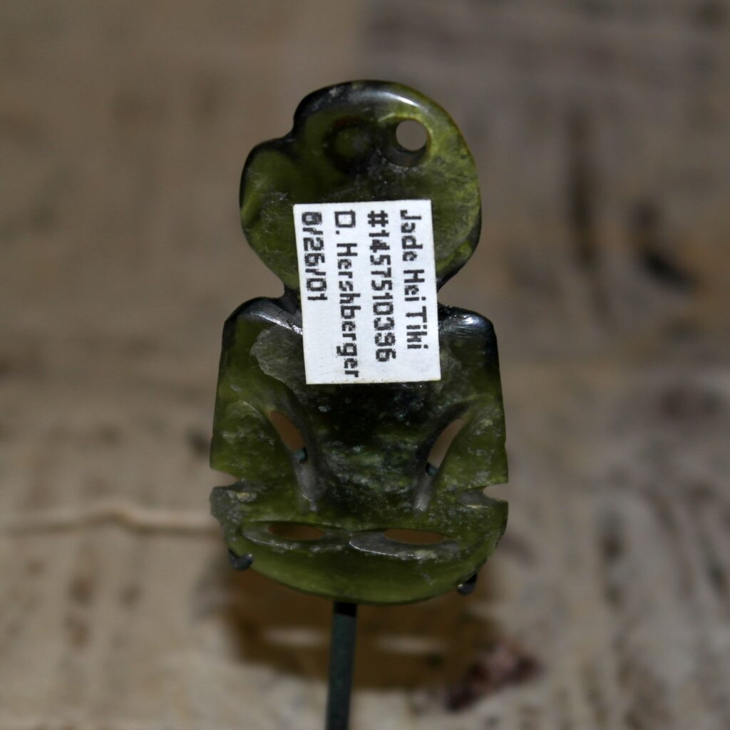 19th century Maori hei tiki, greenstone Maori hei tiki, Maori tribal art antiques and weapons gallery, 19ème siècle Maoris massue de guerre